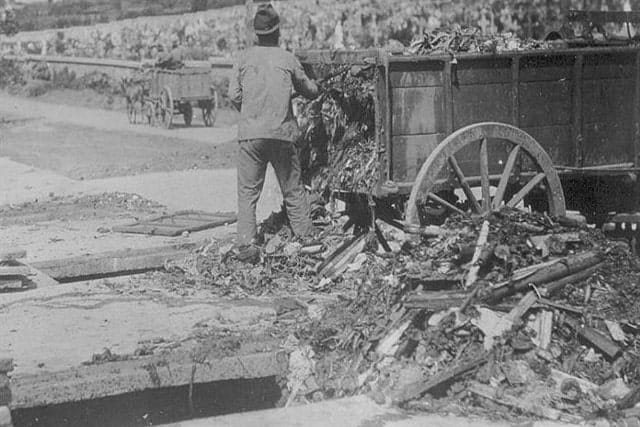 Descarga de lixo para adubo em cemitério, em 1935. Foto: Amlurb / Divisão Técnica de Educação e Divulgação.