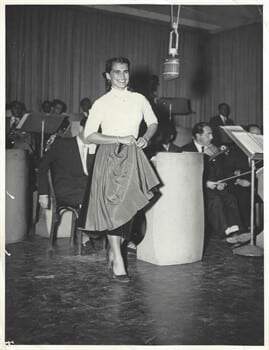Hebe em 1944 cantando na Radio Difusora. Foto: Acervo pessoal. 