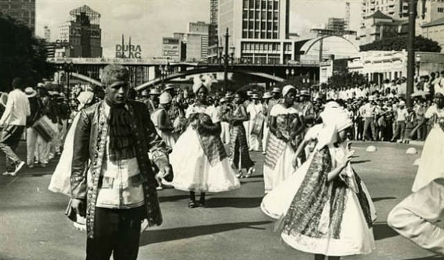Cordões carnavalescos desfilavam na Avenida São João e Vale do Anhagabaú. Foto: Acervo / SRZD.