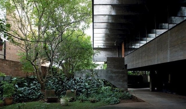 Muito do que Mendes da Rocha aplica em seus projetos está na casa construída entre 1964 e 1967, em São Paulo. Foto: Leonardo Finotti / UOL.