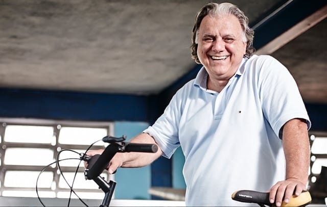 Juan e uma Muzzicycle, a bicicleta ecológica que custou 5,3 milhões de dólares em pesquisa para chegar ao modelo ideal. Foto: Divulgação.