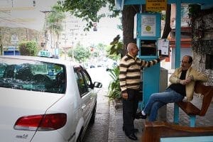 A convivência entre os taxistas e os motoristas de aplicativos está pacificada porque existem clientes para todos. Foto: Folhapress.