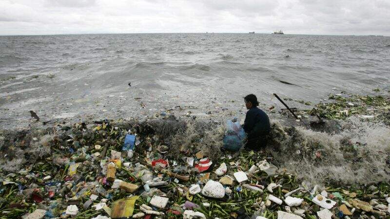 À luz da diretiva europeia, há uma orientação para reduzir a quantidade de resíduos plásticos produzidos e mudar o paradigma de consumo dos descartáveis para reutilizáveis. Foto: Getty Images.