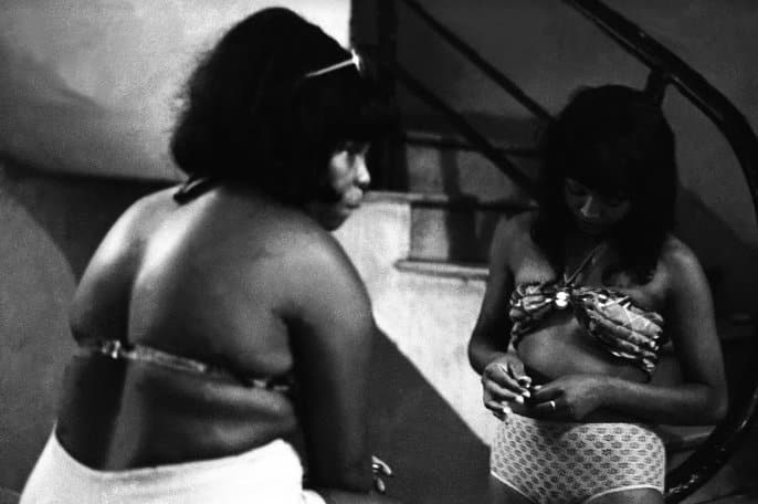  Prostituta em prédio na praça Julio de Mesquita, 1976. Foto: Rosa Gauditano - Divulgação.