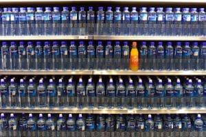 Água engarrafada (e uma lata dispersa de soda laranja) em exposição em um supermercado norueguês. Foto: Thomas Leth-Olsen.