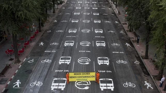 Greenpeace "redesenha" uma rua central de Madrid no dia sem carros. Foto: Greenpeace.