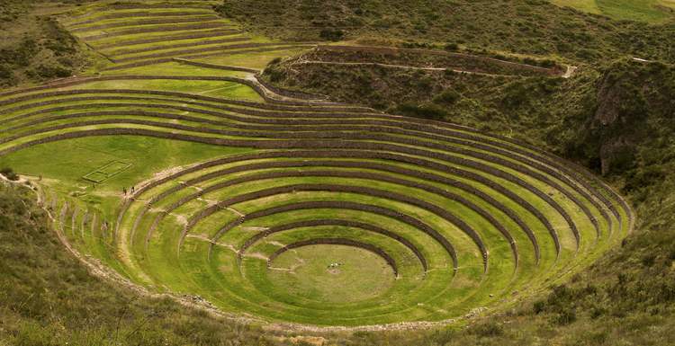 Um terraço circular Inca usado para aumentar o rendimento agrícola. Moray, Peru, século 15 a 16 DC. Foto: McKay Savage. 