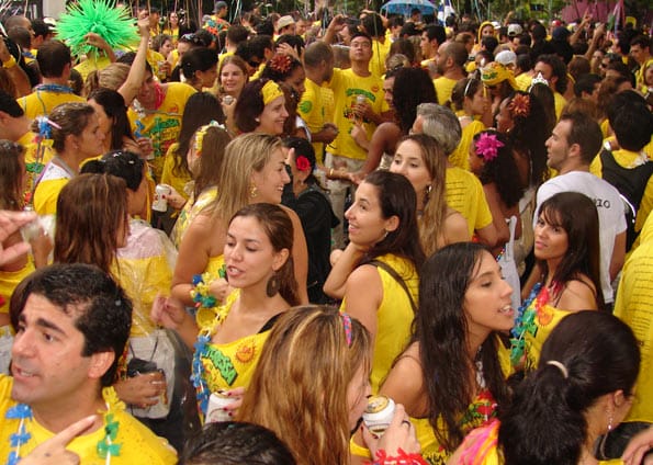 Carnaval em 2009: Bloco Nu Interessa desfilou sob chuva leve na Vila Madalena com cerca de 800 pessoas,  que compraram ingressos a R$ 50 cada; blocos paulistanos também desfilaram na Barra Funda e no Cambuci. Foto: G1. 