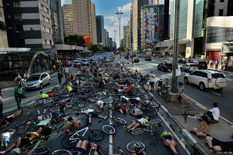“Die in”: manifestação de ciclistas na Av. Paulista, em 2013, simula corpos atropelados no asfalto. Foto: Ignacio Aronovich.
