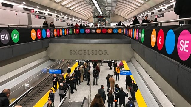 Passageiros na estação da Rua 86 com Segunda Avenida em Nova York inaugurada em 2017. Foto: Graig Ruttle / AP.