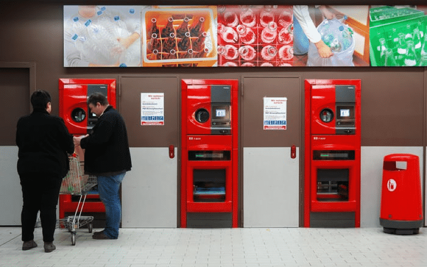 Na Noruega, a máquina de depósito e devolução aceita apenas dois tipos de garrafa de plástico, com rótulos aprovados e até mesmo com cola aprovada para fixar as etiquetas. Foto: Divulgação / Infinitum. 