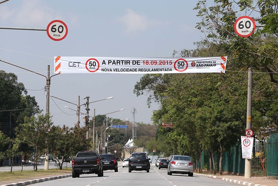Em 2015, faixas de aviso de redução da velocidade na Avenida Olavo Fontoura. Foto: Leonardo Benassatto / Futura Press.