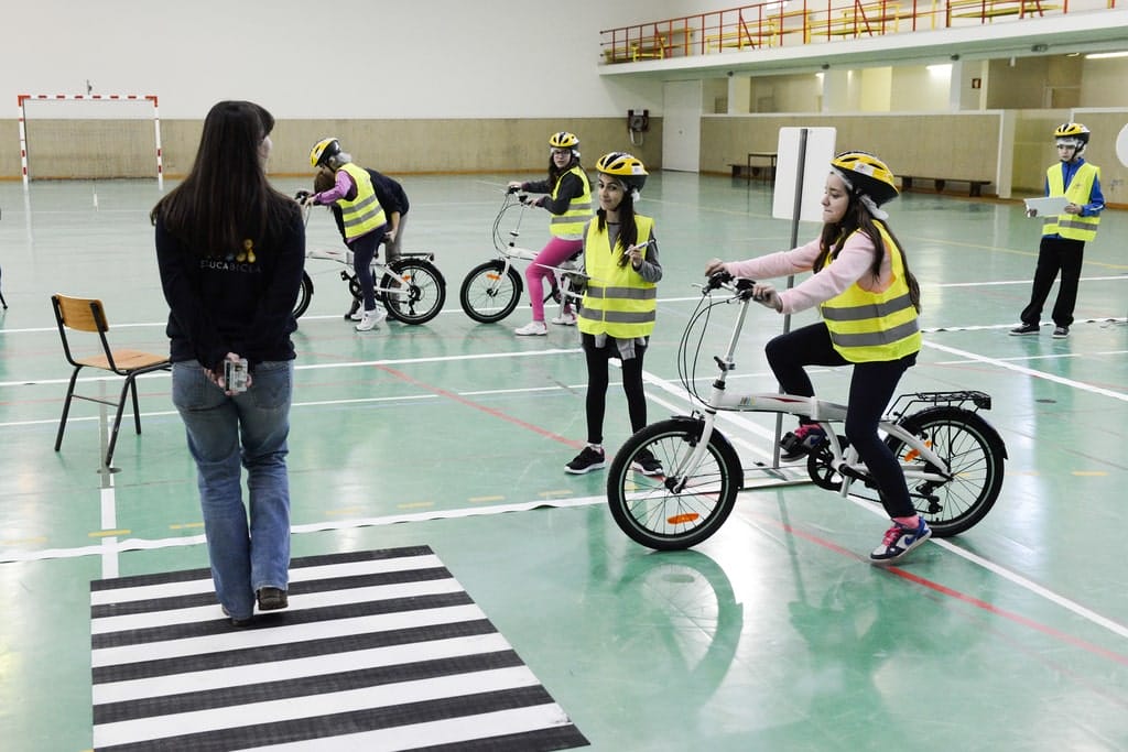 Foco nas crianças e jovens em idade escolar quer “criar condições para uma mudança drástica de comportamentos nas novas gerações”. Foto: Cenas a Pedal.