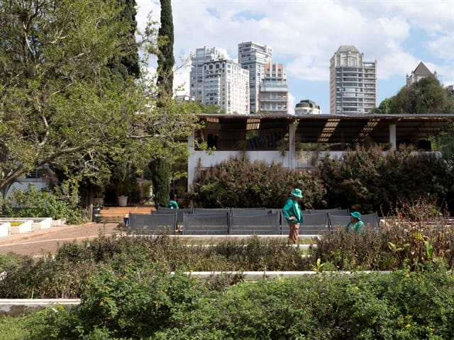 A obra reflete os múltiplos papéis dessas áreas de lazer no cotidiano das grandes cidades. Parque do Ibirapuera. Foto: Tatewaki Nio.