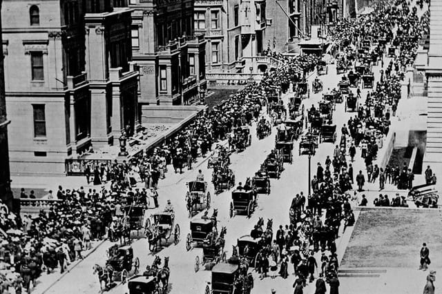 Foto tirada nas ruas de Nova York em 180 mostra carruagens puxadas a cavalos. Foto: The New York Times Photo Archives