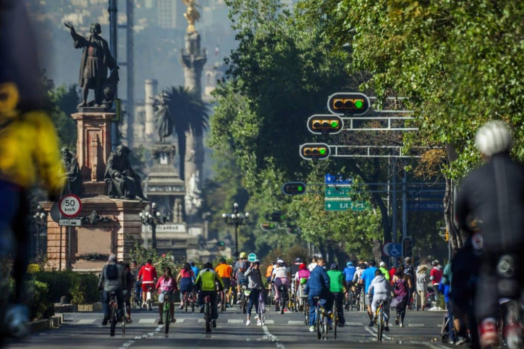 Ciclistas no Paseo de la Reforma, na Cidade do México. Foto: Getty Images.