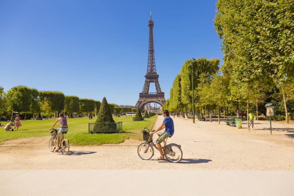 Ciclistas aos pés da torre Eiffel, em Paris. Foto: Pawell Libera / Getty Images. 