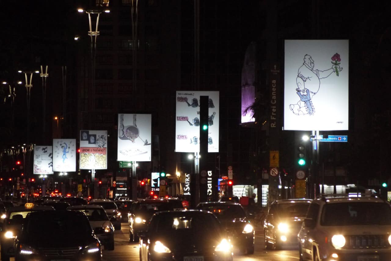 Avenida Paulista à noite com a exposição montada. Foto: Fernando Costa Netto.