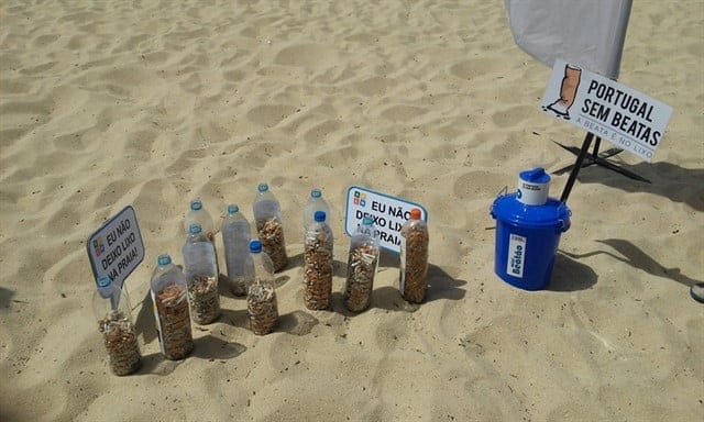 10 litros de beatas, recolhidos em apenas 1 hora, na Praia da Figueirinha, por voluntários da Associação Portuguesa do Lixo Marinho. Foto: Divulgação / Facebook.