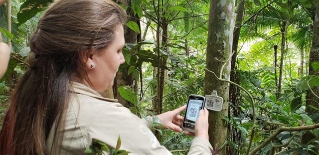 A jornalista ambiental Paulina Chamorro testando o sistema de QR Code do Legado das Águas. Foto: Divulgação.