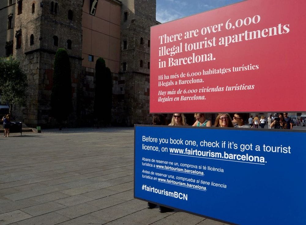 Protesto contra apartamentos ilegalmente alugados para turistas em Barcelona. Foto: @barcelona_cat / Reprodução.