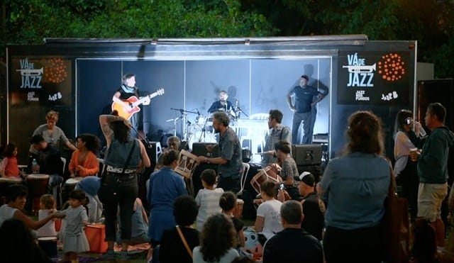 O JazzNosFundos desenvolveu um palco móvel batizado "Vá de Jazz”", onde são feitas as apresentações musicais. Imagem: divulgação.