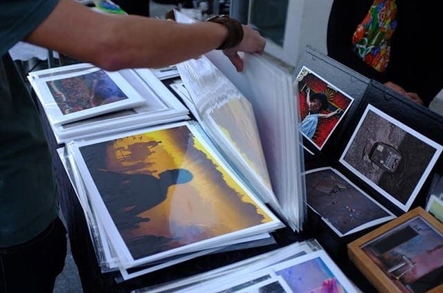 A Feira Cavalete conta com mesas de expositores e tem a participação de fotógrafos e autores. Foto: DOC Galeria.