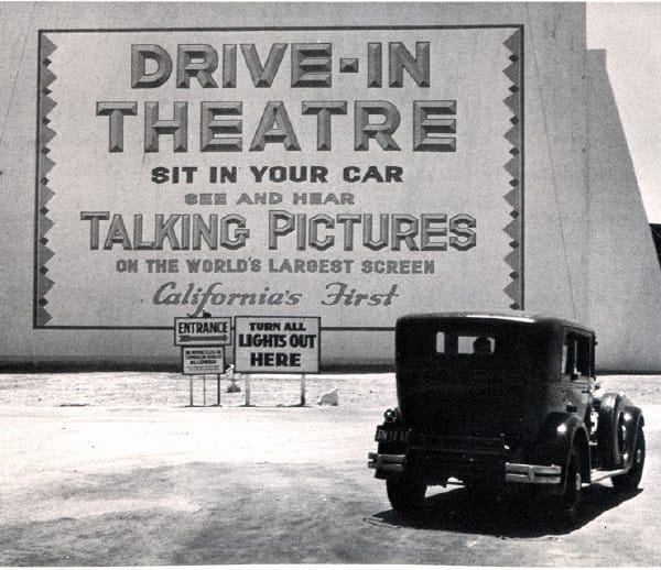 Em 1933, já com a ideia patenteada, Richard Hollingshead promoveu a primeira sessão de um cine drive-in em Nova Jersey. Foto: Time Magazine.