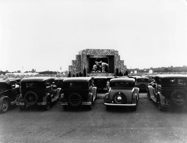 1933. O primeiro drive-in em Camden, Nova Jersey. Foto: Ullstein Bild / Getty Images.