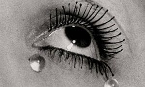 'Tears', famosa fotografia dos anos 1930, foi usada como cartaz da mostra "Man Ray em Paris" Foto: Man Ray / Reprodução.