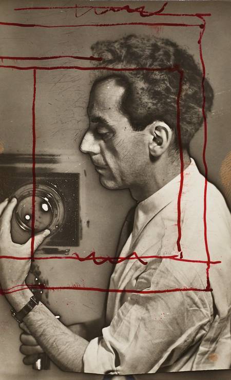 "Autoportrait" (Autorretrato) de Man Ray, por volta de 1930, impressão em gelatina e prata de época Foto: Man Ray 2015 Trust/ Divulgação.
