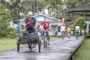 Nessa “Veneza marajoara”, localizada ao norte da Ilha de Marajó, a bicicleta é uma solução criativa e que vem mudando para melhor a vida da população. Foto: Nelson Mello.