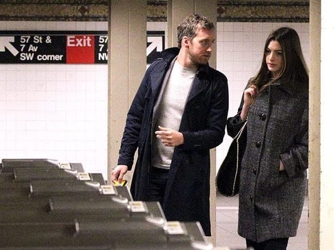Anne Hathaway e marido em estação de metrô de Nova York. Foto: Best Life.