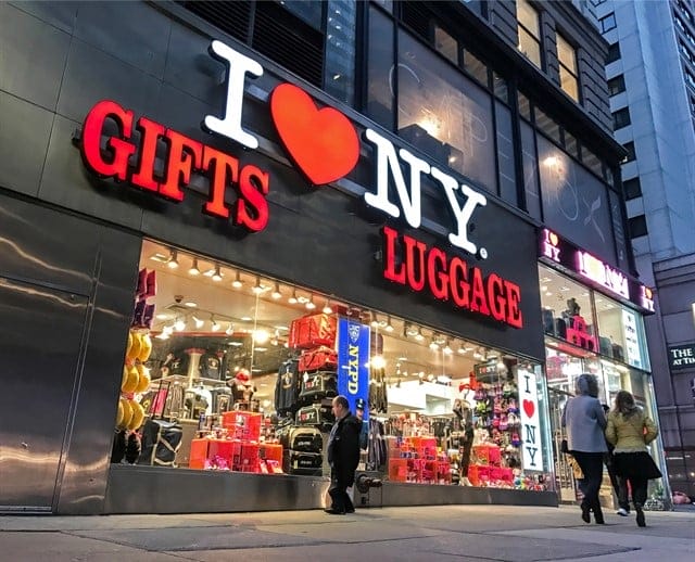 Loja de souvenires em Times Square, Manhattan, Nova York. Foto: Roman Tiraspolsky.
