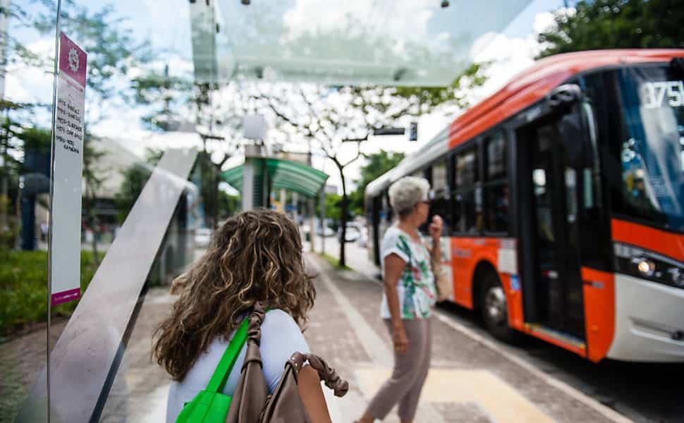 Trocar o carro pelo ônibus e metrô requer um pequeno aparato – o chamado kit pedestre –, mas muitas boas compensações. Foto: Folhapress.