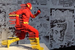 A mostra do artista plástico norte-americano Nathan Sawaya recria mais de 100 heróis e vilões da DC Comics. Foto: Divulgação.