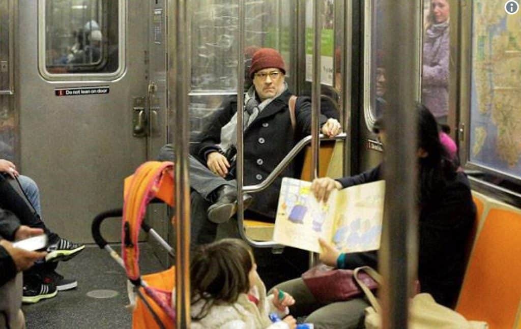 O ator Tom Hanks no metrô e Nova York. Foto: Best Life.