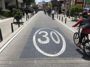 Ruas mais inteligentes e sinalização clara em Bogotá, Colômbia, visam melhorar a segurança e o acesso de pedestres e ciclistas. Foto: Dylan Passmore / Flickr.