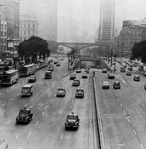 O Anhangabaú e o trânsito na década de 1970. Foto: Autoria desconhecida.