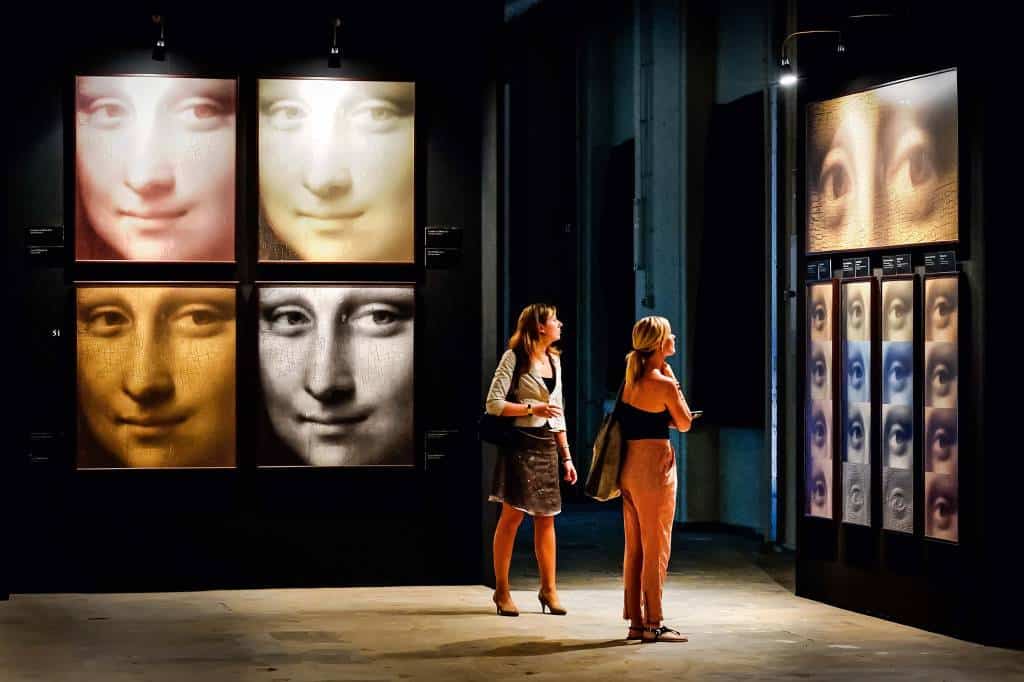 Cópias fotográficas da Mona Lisa, iniciada em 1503 e finalizada em 1519, mostram diferentes traços.  Foto: Grande Exhibitions/Divulgação.