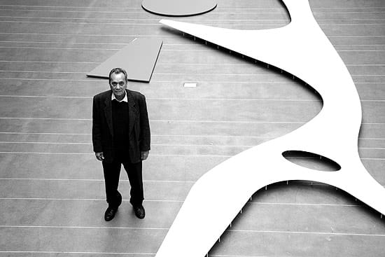 O professor e arquiteto Julio Roberto Katinsky. Foto: Rogério Canella / Folhapress.