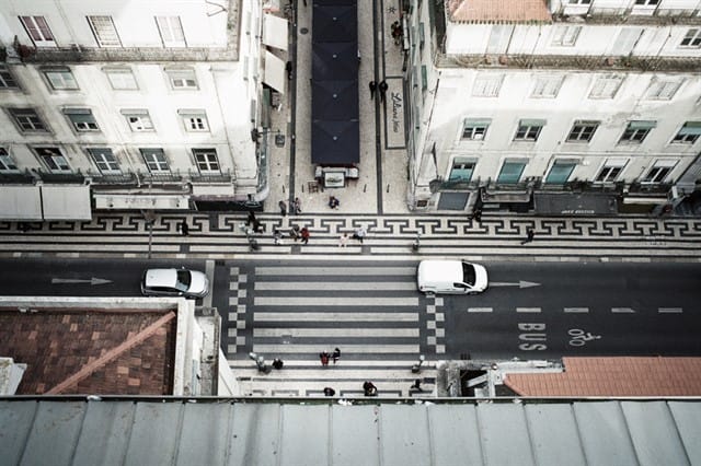 Carros poluentes estão proibidos no centro de Lisboa. Foto: Tobi Gaulke / Flickr.