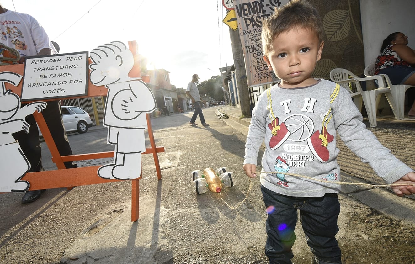 Criança do Jardim Fepasa em Jundiaí, participa do Projeto Ruas de Brincas. Foto: Divulgação.