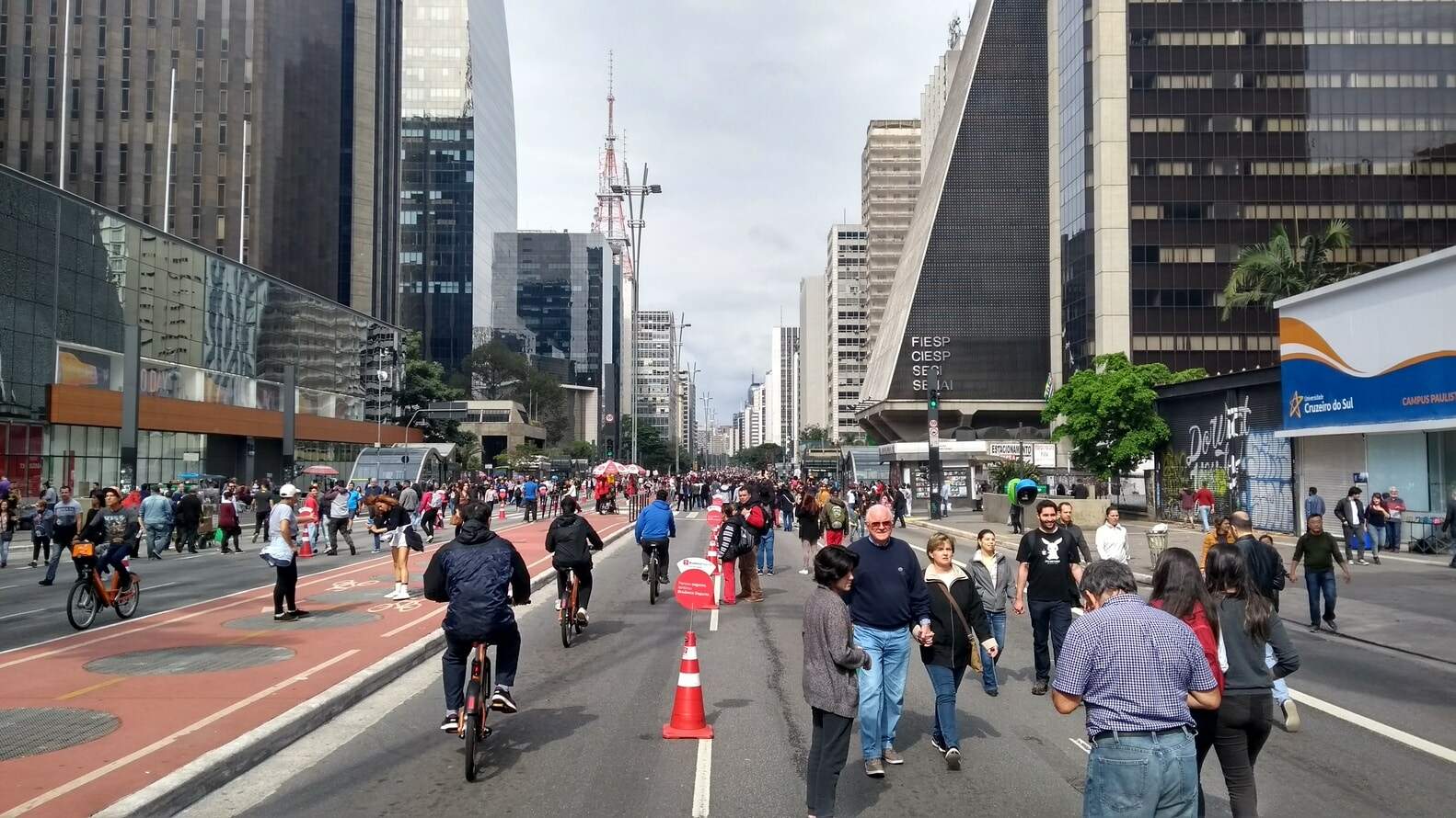 Há cerca de quatro anos a Avenida Paulista ganha cores, dança, música e circulação intensa de pedestres e ciclistas aos domingos e feriados. Foto: Marcela Kanitz