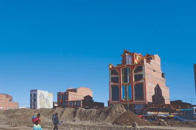 "Procurei dar identidade a minha cidade recuperando elementos da nossa cultura original", comenta Freddy em "Arquitetura andina da Bolívia...". Foto: Alfredo Zeballos.