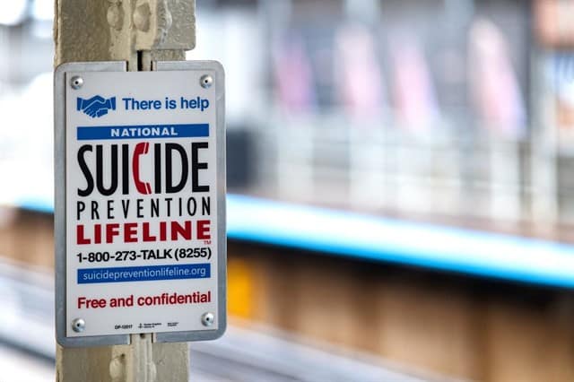 Especialistas oferecem conselhos sobre prevenção de suicídio no Metrô da cidade de Filadélfia, EUA. Foto: The Pennsylvania  Inquirer.