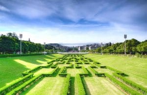 Um dos pulmões verdes de Lisboa, o Parque Eduardo VII tem jardins labirínticos vivos e o rio Tejo como pano de fundo. Foto: Morar em Portugal.