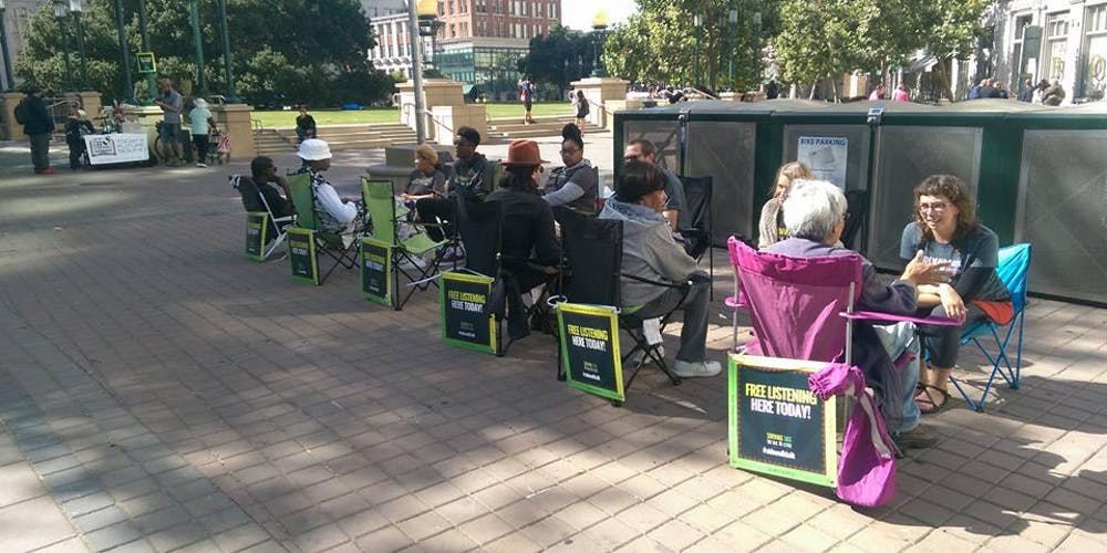 A ONG Sidewalk Talk em ação de escuta em calçada da cidade de Reno, EUA. Foto: Divulgação.