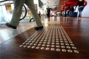 Sinalização de piso para deficiente visual aplicado em Shopping Center de São Paulo. Foto: Getty Images.