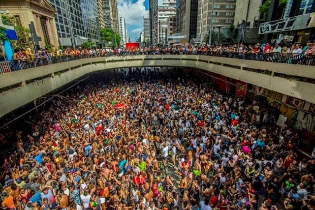 Bloco carnavalesco 'To Tarado Ni Você' no tunel da Avenida Paulista no carnaval de São Paulo em 2015. Foto: Getty Images.